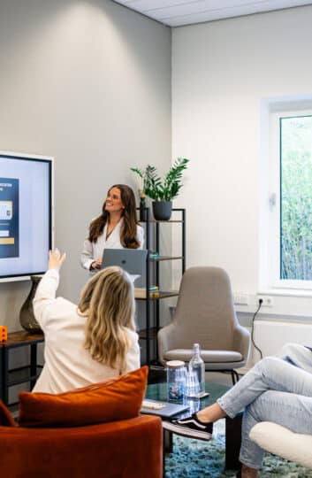 Collega's kijken naar resultaten